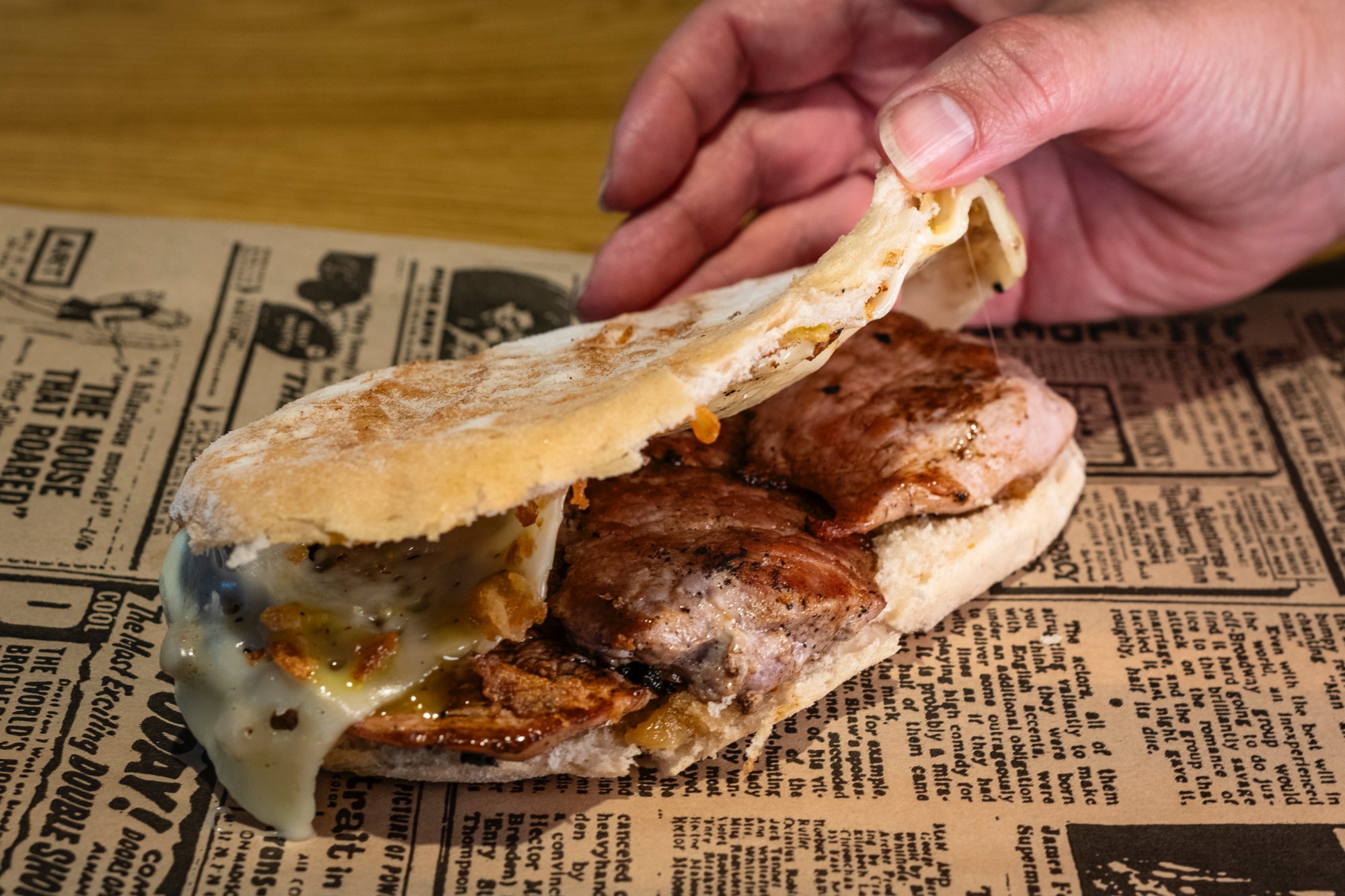 Mollete de solomillo con cebolla pochada y queso brie