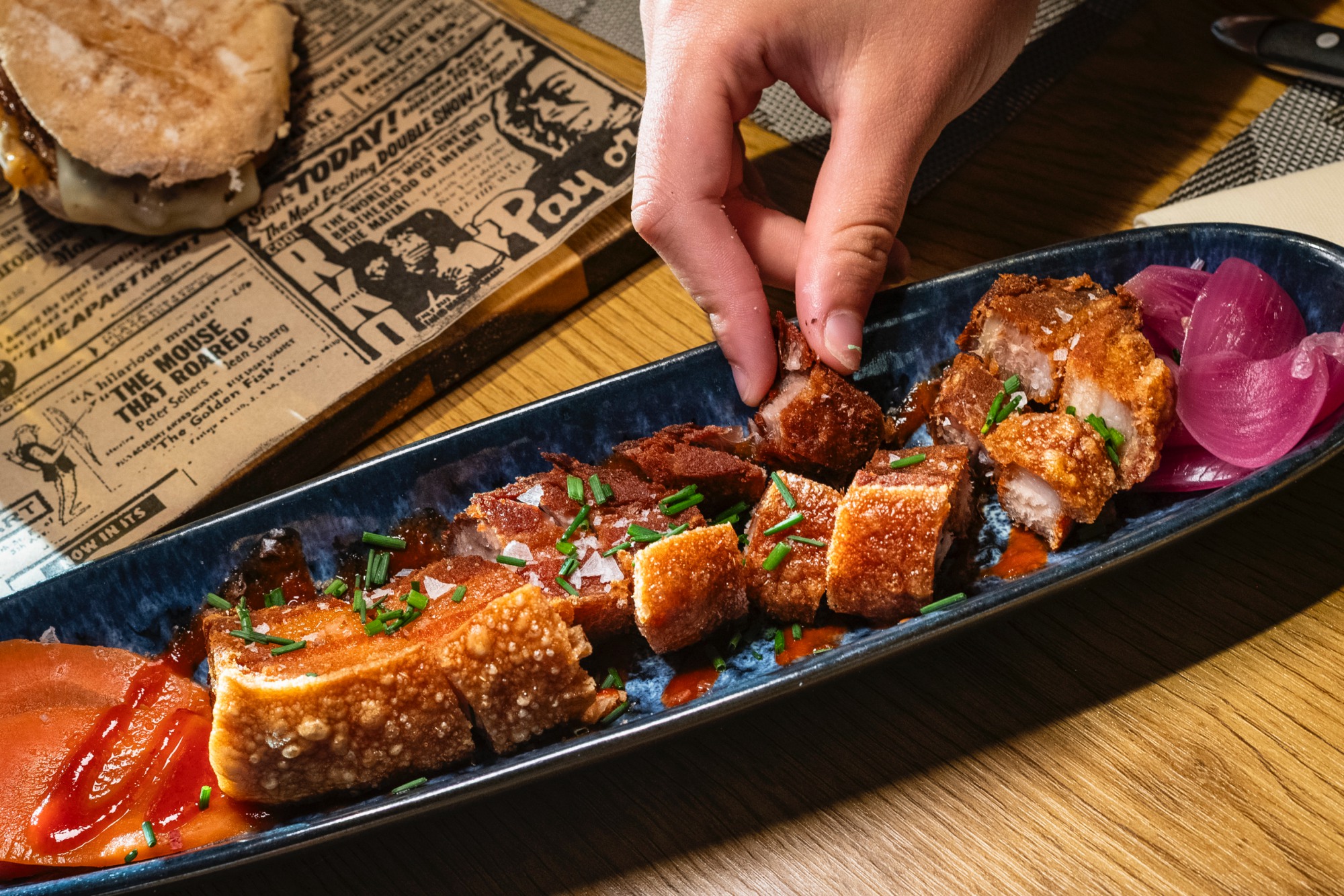 Colesterol "torreznos" con sus encurtidos picantitos