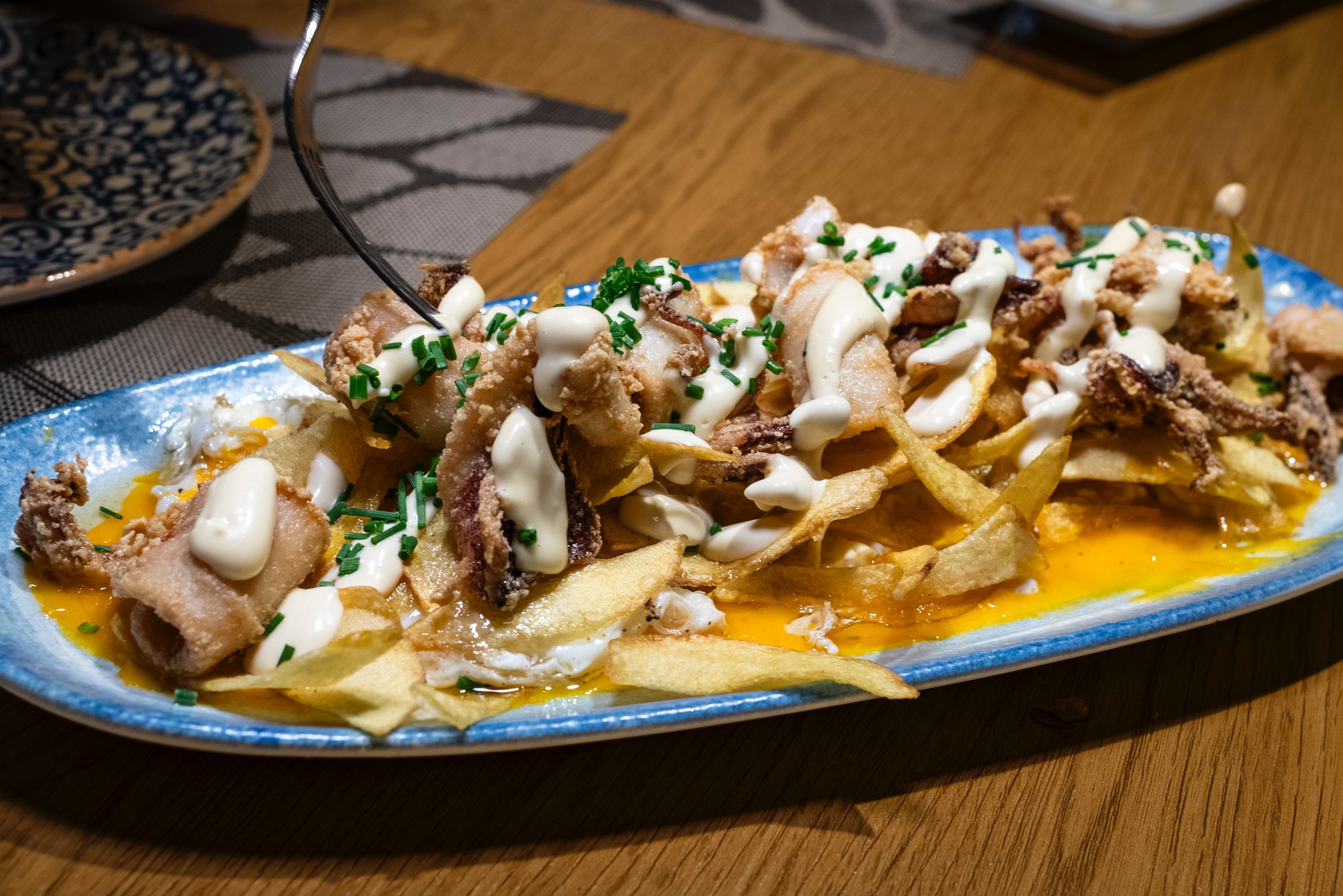 Chipirones con huevos rotos y alioli de ajo asado