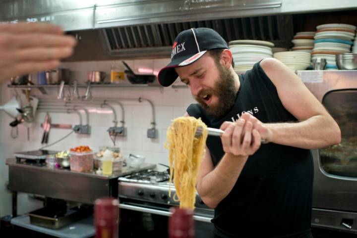 Txitxo, socio y cocinero, en pleno éxtasis preparando los tallarines.