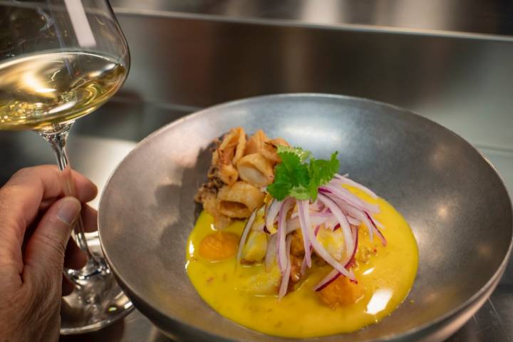 Un ceviche clásico con chipirones recién fritos, contraste de texturas y temperaturas.