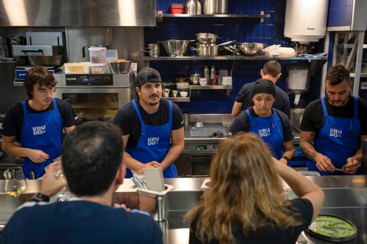 El equipo en la barra, ágil y atento, está pendiente de todo mientras preparan los platos.