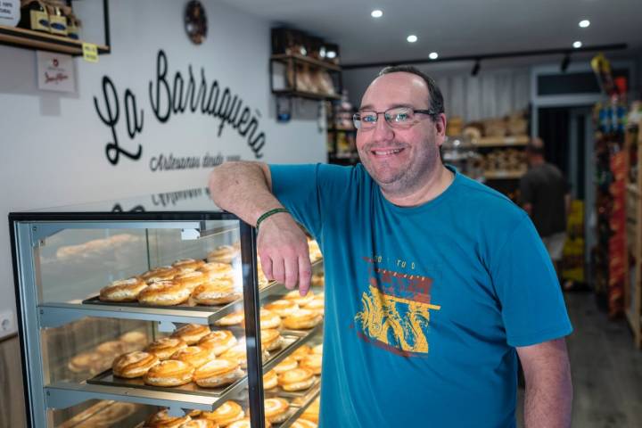 César Domínguez en la pastelería La Barraqueña (Ávila).