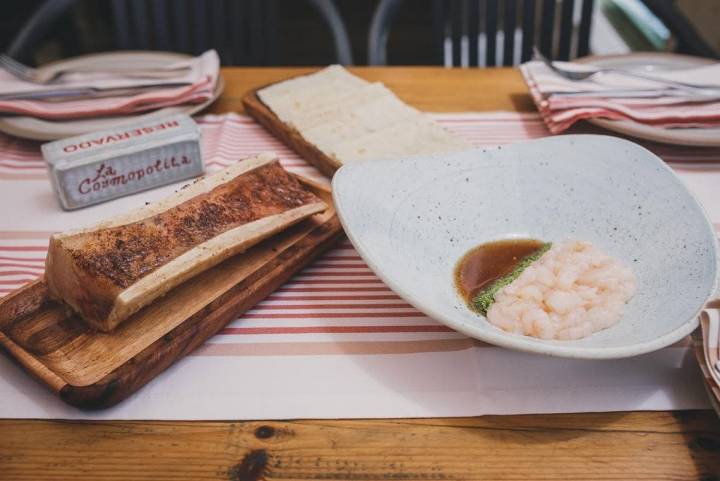 Tuétano con tartar de gambas, puro arte.