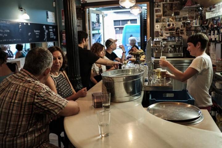 En esta taberna, un clásico en el barrio, solo trabajan mujeres.