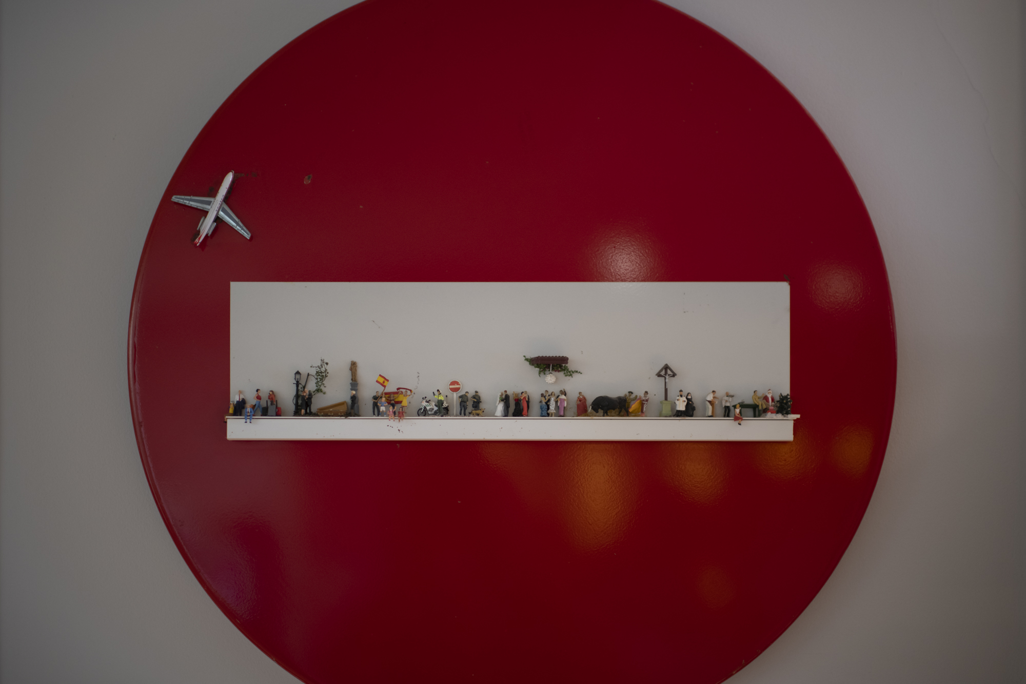 Un cuadro que representa las prohibiciones que sufrieron durante la pandemia.