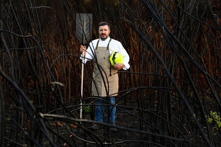 Anxo es cocinero, pero es también voluntario en protección civil.