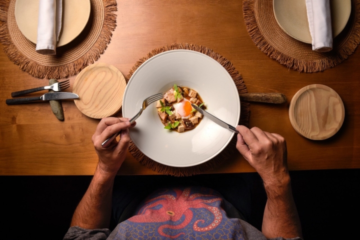 Huevo de pato con setas frescas de temporada.