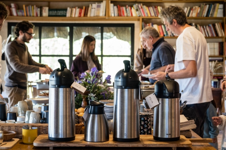 Varias personas se sirven en el bufé.