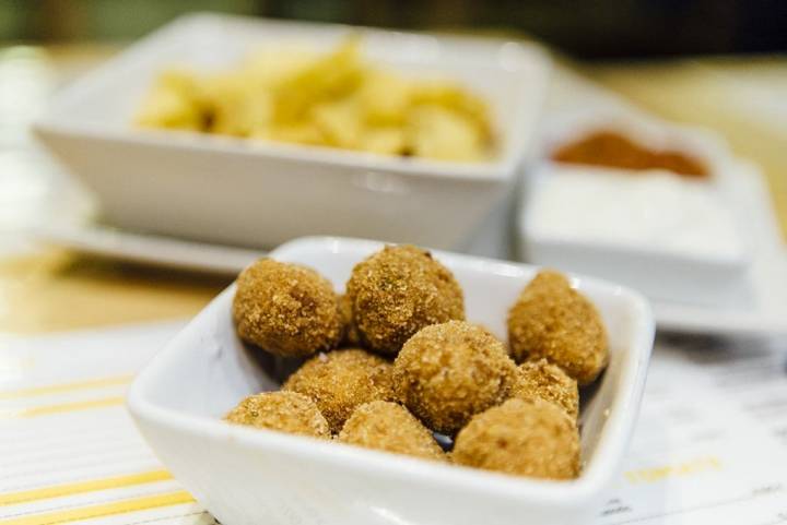 Sus olivas rebozadas con relleno de almendra.