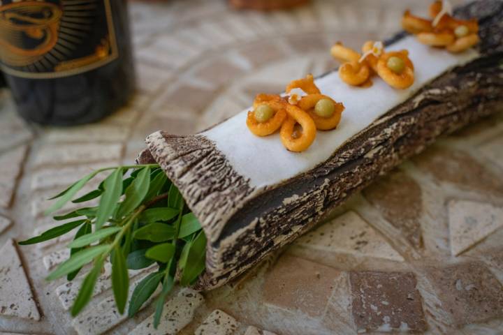 Churro de patata con aceituna menorquina y puntos de vermut.