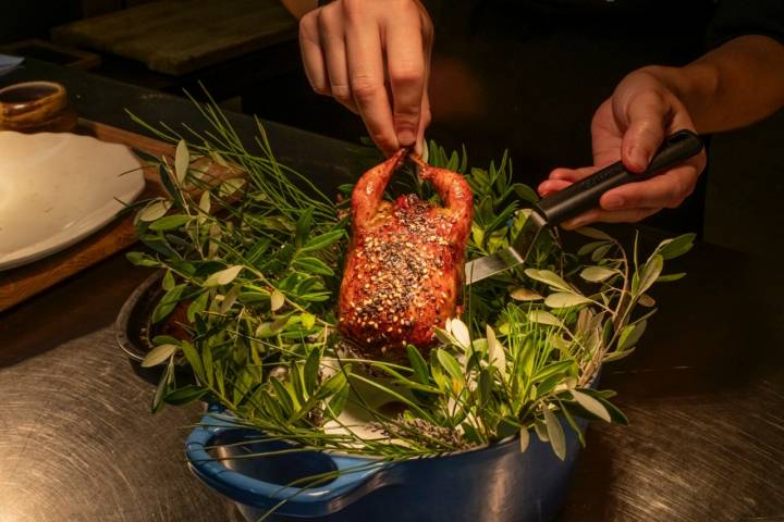 La codorniz a la melaza rellena de verduras, finas hierbas y sus interiores, 