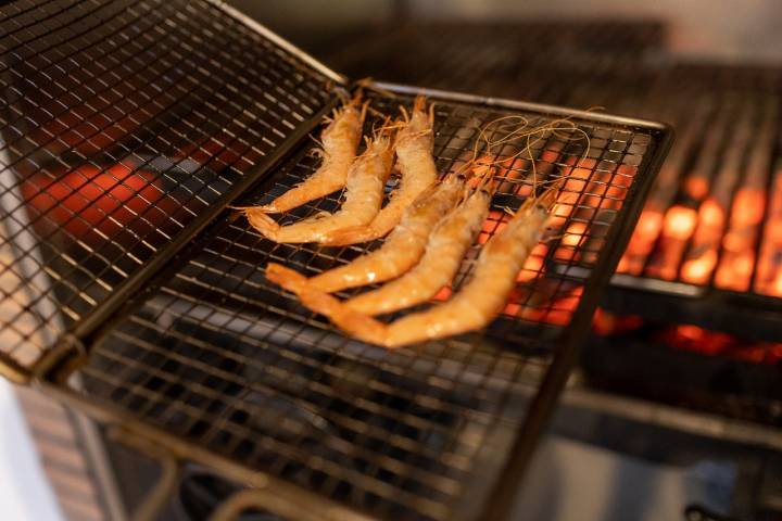 Gambas sobre la parrilla.