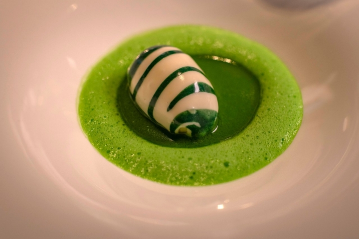 Chalota rellena de bacalao y su potaje.