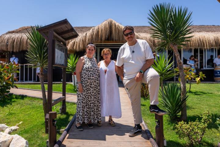 Mari Carmen y su hija Mari Carmen junto a Xanty.