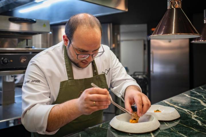 Contemplando:
Emplanado el Royal de cordero Segureño, calabaza, hierbabuena y tuétano.