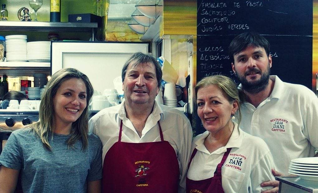 La familia de Casa Dani tras la barra.