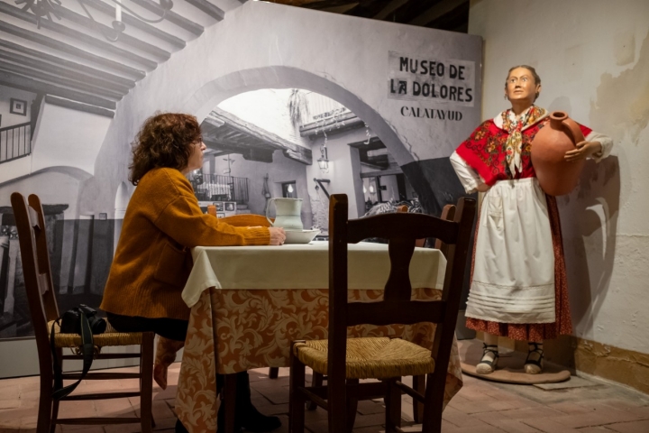 Una mesa en el Museo de la Dolores, con una figura a tamaño real.