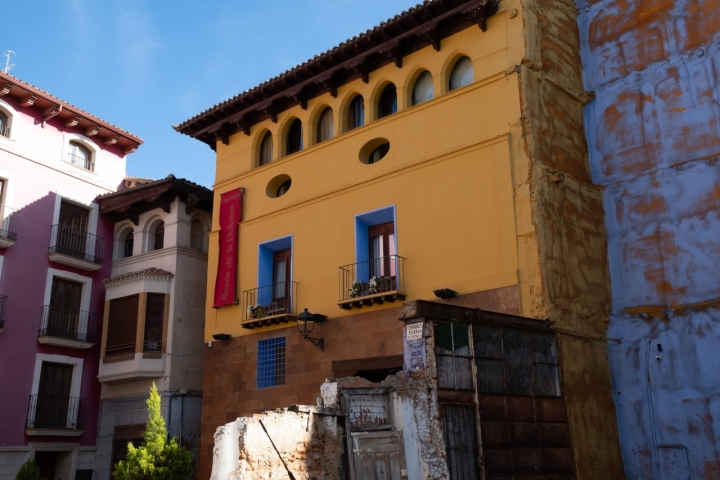 Fachada típica de Aragón con tonos amarillos, muy común en el siglo XV.