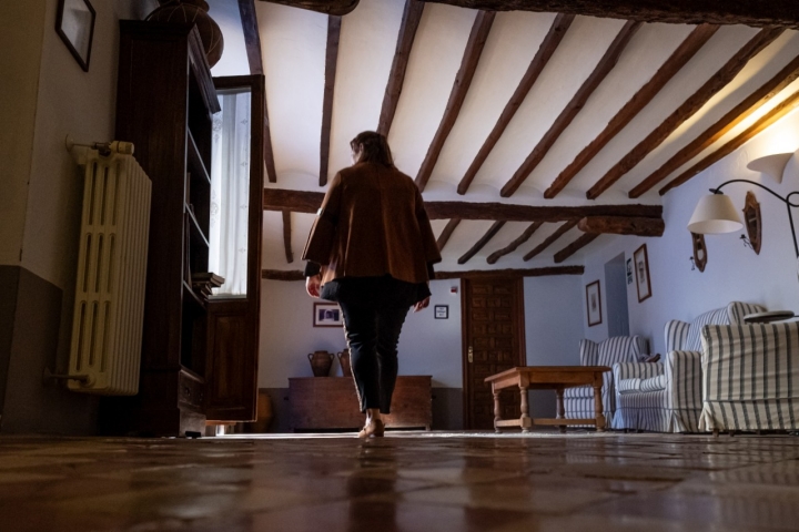 Huésped andando por una de las habitaciones del mesón.