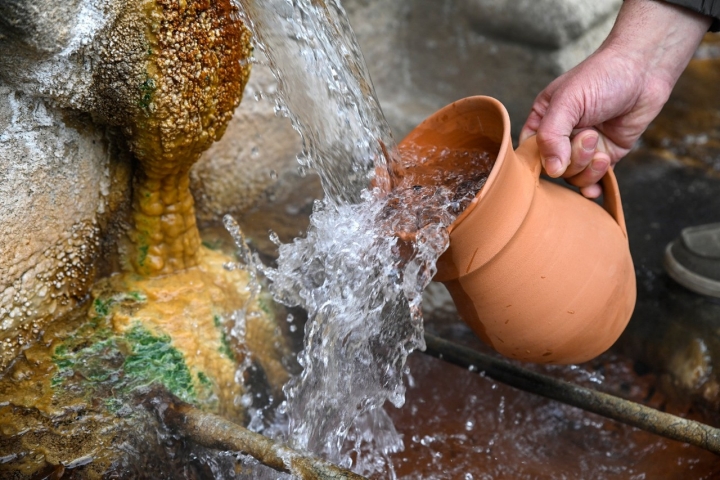 Las aguas termales que Miguel usa en su cocina.
