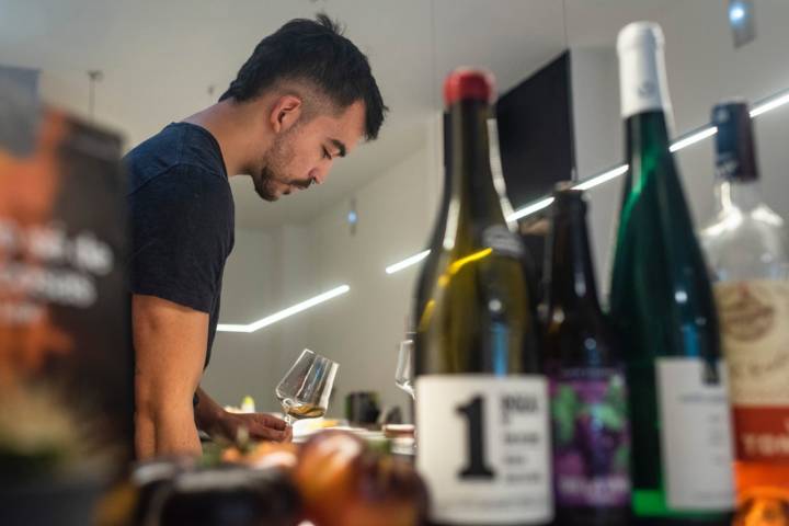 Carlos junto a los vinos del maridaje.