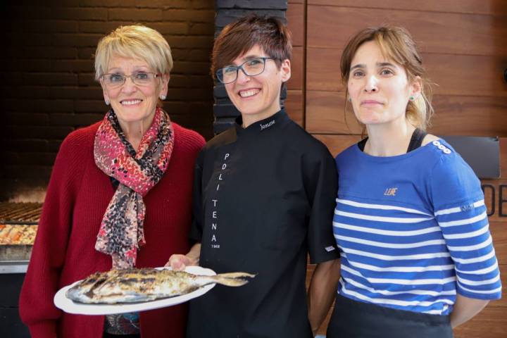 Soledad Garmendia posa junto a sus hijas Josune y Leire.