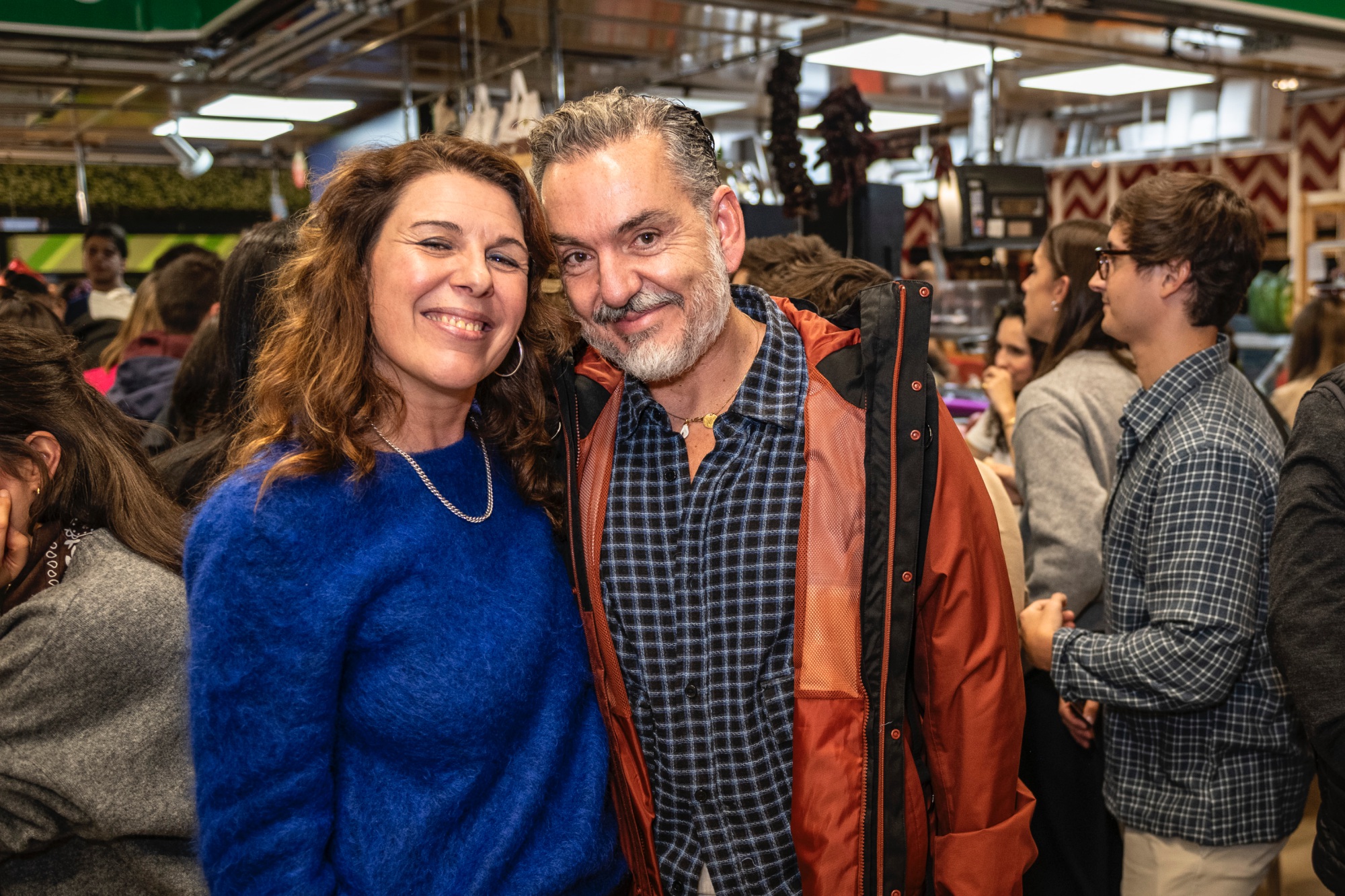 María Ritter, directora de Guía Repsol, junto al diseñador Juan Duyos.