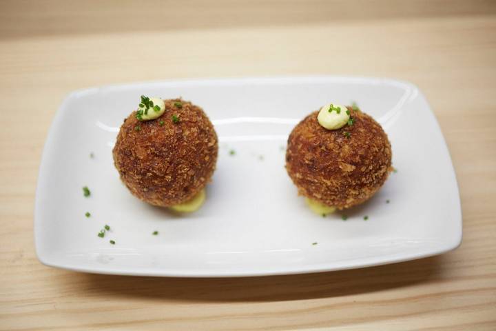 La croqueta de pollo asado y gamba, la más espectacular que se puede probar en Barcelona.