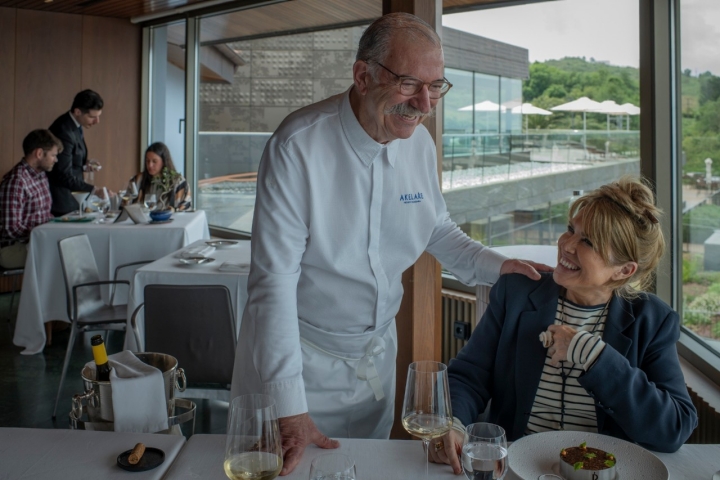 Pedro Subijana saluda a Luisa López, profesora del Basque Culinary, del que el chef vasco es fundador