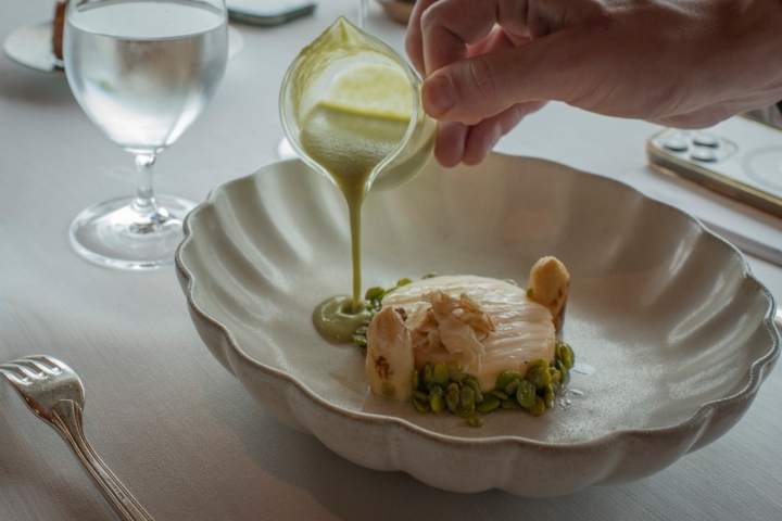 Espárrago blanco, su flan y habitas de temporada. Delicado y sabroso