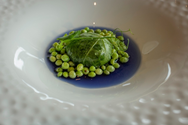 Guisantitos lágrima en infusión de guisante azul. Un bocado al entorno