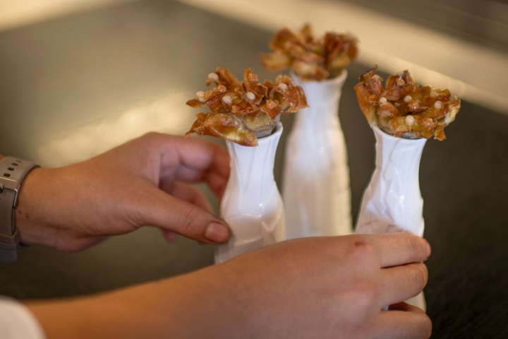 La flor de alcachofa y su sopa con acelga y 'foie', lista para servir en su jarrón