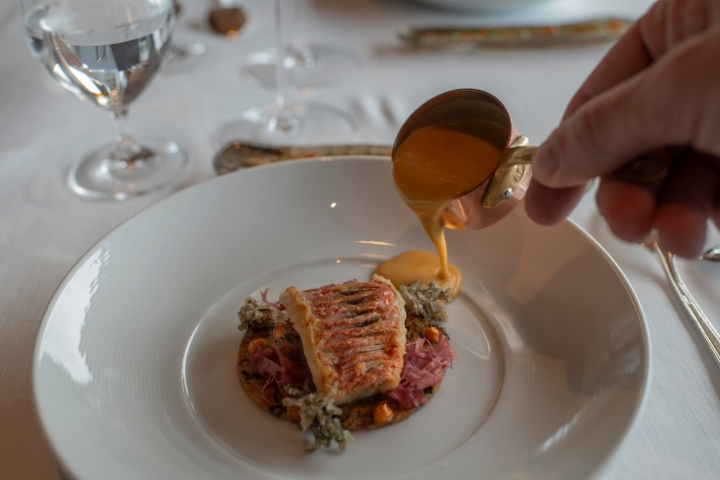 Salmonete en fritura, 'beurre blanc' y mosaico de percebes y mejillones