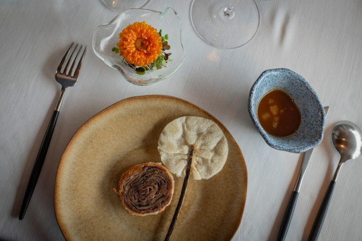 'Tête' de ternera, ensalada 'gribiche', brotes de mostaza y caléndula frita