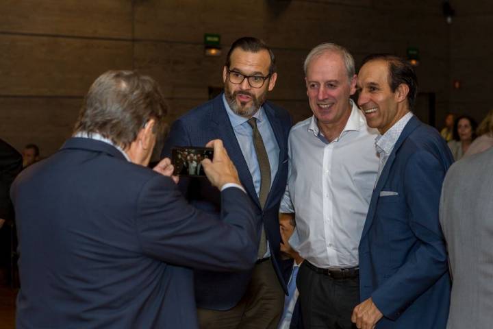 Juan Diego Sandoval junto a Victor Argunzoniz, durante la entrega de premios. Foto: Real Academia de Gastronomía.