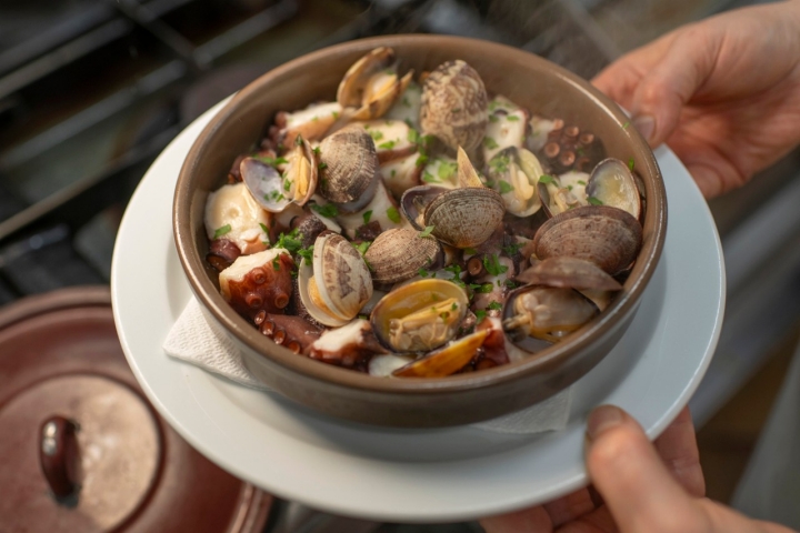 Almejas con pulpo, una combinación muy apetecible. Almejas con pulpo, una combinación muy apetecible.