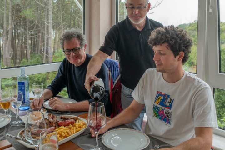 Fran sirve el vino para acompañar al CHURRASCO  Fran sirve el vino para acompañar al CHURRASCO