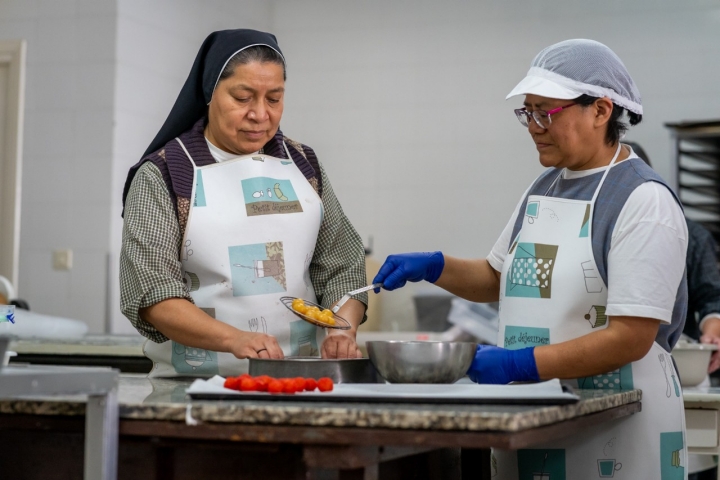 La hermana Verónica y la hermana María, elaborando “madroños”.