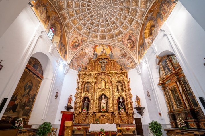 La impresionante bóveda de la iglesia del convento, decorada con pinturas al fresco del siglo XVI. 