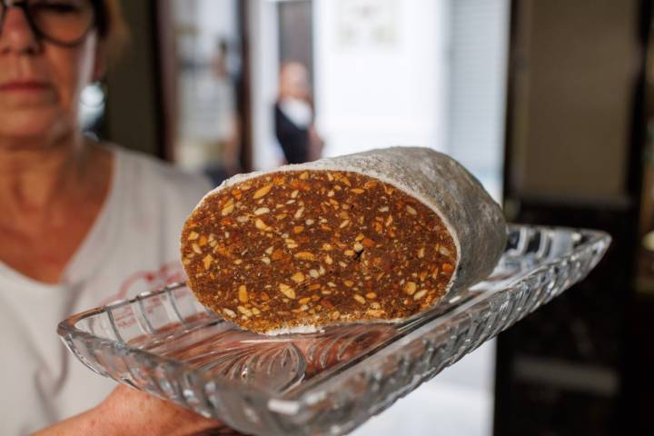 Un alfajor cortado a la mitad de dos kilos. Obrador Nuestra señora de la Paz en Medina Sidonia, Cádiz