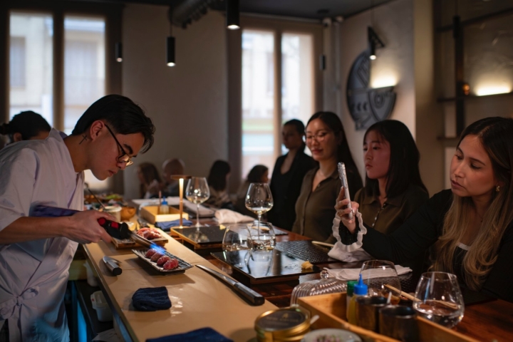 Seis comensales viven en directo la cocina de Otoro.