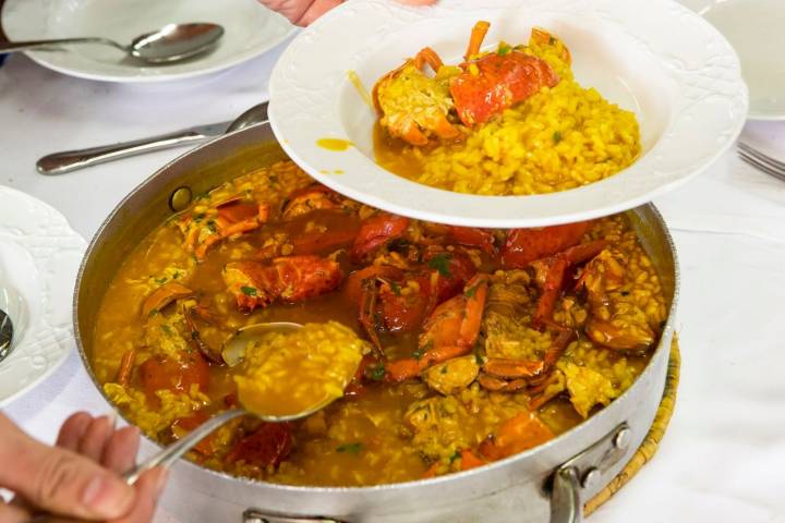 Todo el que viene a 'La Cerezal' prueba su arroz con bogavante.