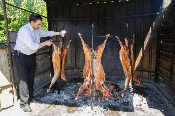 El cordero a la estaca tarda 5 horas en hacerse al calor de las brasas.