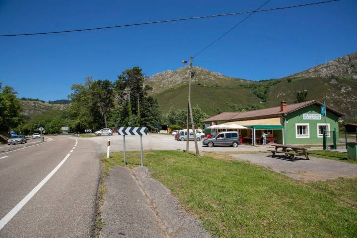 El restaurante se encuentra a pie de la Nacional 634, entre Arriondas y Ribadesella.