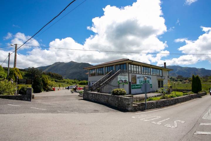 El restaurante se encuentra en la carretera AS-263, entre Ribadesella y Llanes.