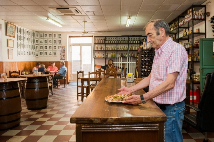 Jesús Segura, y todos los detalles del interior de su local, hablan de la historia de La Unión.