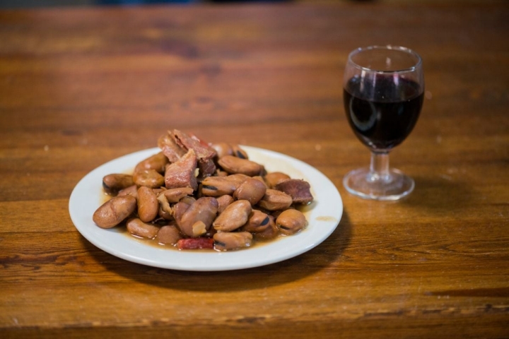 Tapa de michirones y un chato de vino de la 'Bodega Lloret' en La Unión, Murcia.