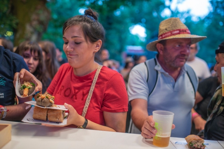 Portamerica 2019: público con tapas en la barra