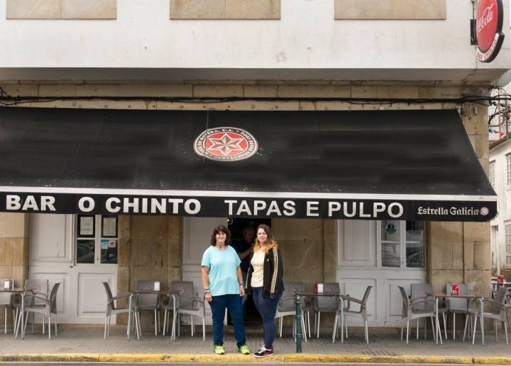 Julia y Mónica, tía y sobrina, te esperan en las puerta del bar.